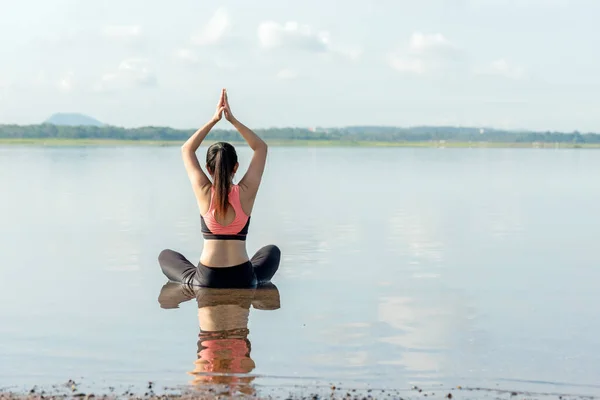 Yoga Frauen Üben Und Posieren Für Ein Gesundes Leben Junge — Stockfoto