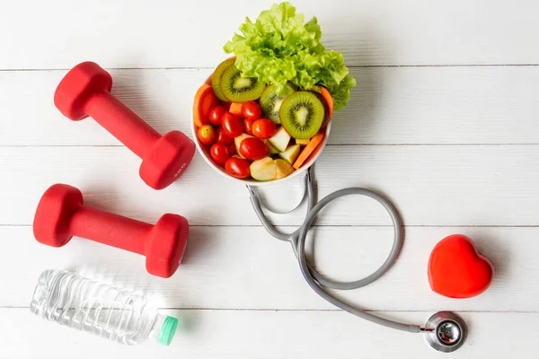 Cuidado Salud Ensalada Verduras Frescas Con Estetoscopio Médico Mancuerna Equipo — Foto de Stock