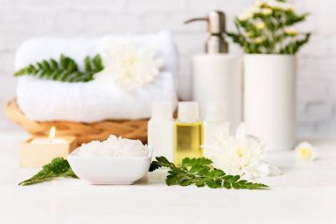Güzellik masajı sağlık sağlığı. Beyaz çiçekli kadın için spa Thai terapisi aromaterapisi. Rahatlamak ve sağlıklı bakımı için doğa mumu. F
