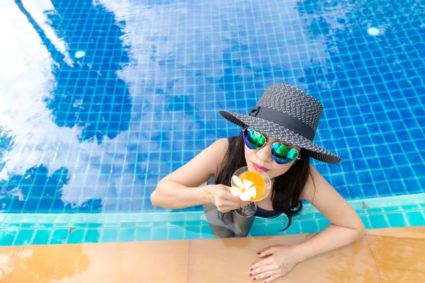 Hora Verão Férias Estilo Vida Das Mulheres Relaxante Beber Suco — Fotografia de Stock