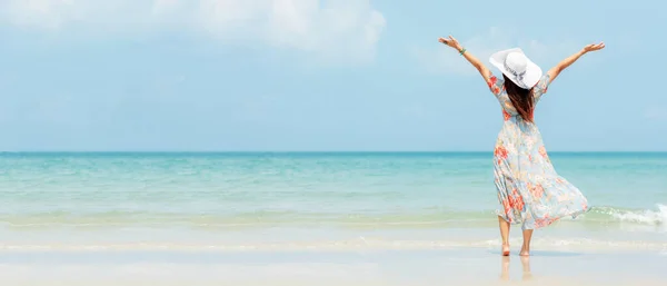 Летние Каникулы Лежачая Женщина Поднимает Руку Волне Расслабленной Счастливой Пляже — стоковое фото