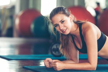 Yaşam tarzı kadın işlevsel eğitim egzersizleri ve çapraz vücut geliştirme ve sağlık hizmetleri için spor salonuna uygun. Fitness eğitmeni, spor yapıyor. Sağlıklı Spor Konsepti 