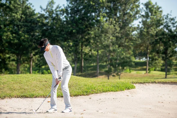 Ásia Golfista Homem Batendo Fora Uma Armadilha Areia Campo Golfe — Fotografia de Stock