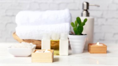 Güzellik masajı sağlık sağlığı. Beyaz çiçekli kadın için spa Thai terapisi aromaterapisi. Rahatlamak ve sağlıklı bakımı için doğa mumu. Yaşam tarzı ve kozmetik kavramı