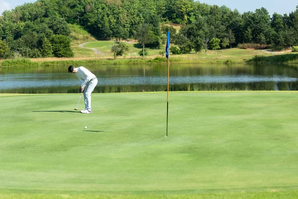 Golfista Homem Jogando Golfe Tiro Apontando Para Colocar Bola Buraco — Fotografia de Stock