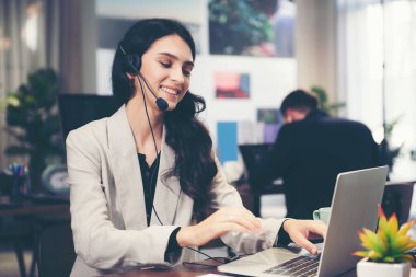 İş yerindeki bilgi operatörü için çağrı merkezi ve müşteri servisi desteği. Çalışan kadın danışman ve yardım ve hizmet için ücretsiz telefon..