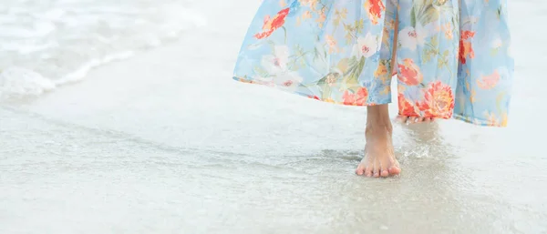 Uzun Elbiseli Uzun Bacaklı Bir Kadın Yaz Günü Tropik Kumsalda — Stok fotoğraf