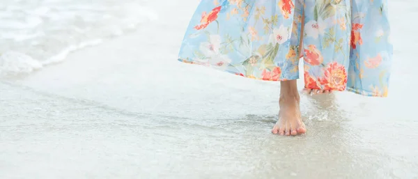 Cerca Pierna Estilo Vida Mujer Vestido Largo Sensación Relax Feliz —  Fotos de Stock