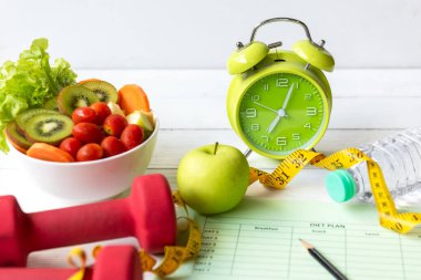 Diyet Sağlık Planı. Egzersiz planına başlayın. Spor aletleri egzersizi, spor salonu, taze salata ve fitness stili yeşil elma. Sağlıklı Yaşam Tarzı Konsepti