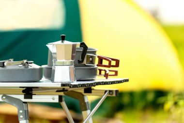 Parti kampı. Gece partisi aileleri ve arkadaşları için çadırlarla kamp yapmak iyi eğlenceler ve kızarmış sosisler tatillerde dinlenir. Açık ormandaki turistik kampta kamp ateşi. Seyahat Konsepti