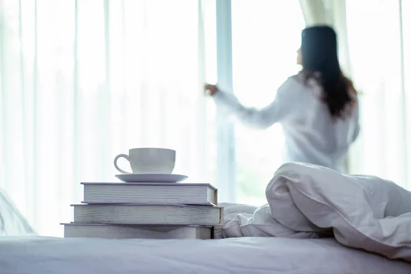 Cierra Taza Café Fondo Las Mujeres Cama Blanca Dormitorio Las —  Fotos de Stock