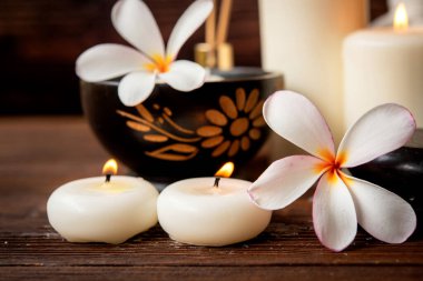 Tayland spa masajı. Spa tedavisi kozmetik güzellik. Rahatlamak için mumları olan vücut bakım insanları için terapi aromaterapisi. Aroma ve tuz fırçası, sağlıklı yaşam tarzına hazır..