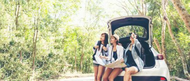 Seyahat grubu Asyalı kadın yolcular seyahat için hatchback arabasında oturuyorlar açık hava ormanı ve tatil gezileri için. Seyahat Konsepti, pankart için kopyalama alanı