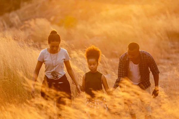 快乐的非洲家庭的父亲和女儿在草地上 在夕阳西下的轮廓灯光下 在大自然中旅行和奔跑 旅行和家庭概念 — 图库照片