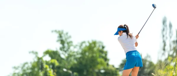 스포츠 골프볼 방식을 즐기는 여성이 위에서 골프를 있습니다 아시아 선수의 — 스톡 사진