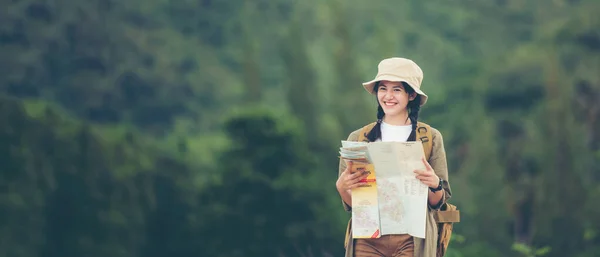 亚洲的年轻女性拥有地图以进行地点探险 旅游以获得旅游目的地的闲暇旅行以获得教育 并在户外森林自然中放松 旅游度假及生活概念 复制横幅空间 — 图库照片