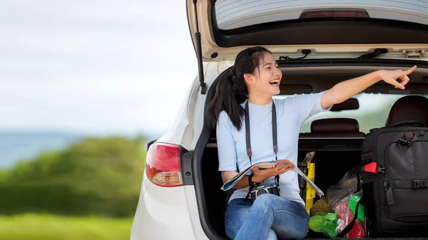 People Young Woman Traveler Tourism Holding Map Pointing Trips Travel — Stock Photo, Image