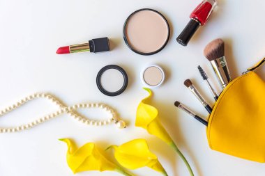 Makyaj malzemeleri ve güzellik kozmetik hediyeleri, ürünler ve yüz kozmetik paketleri beyaz arka planda sarı zambak çiçekli ruj, üst manzara ve kopyalama alanı. Yaşam Tarzı Güzellik Konsepti