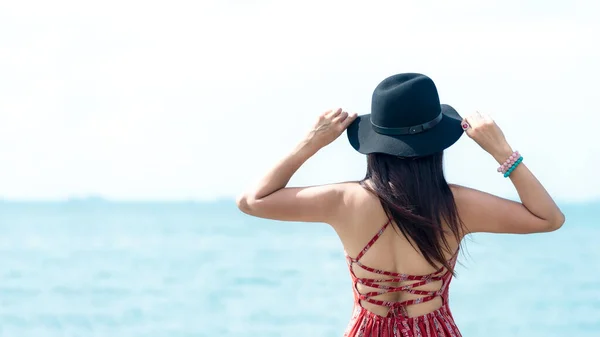 Vacaciones Verano Estilo Vida Mujer Caminando Relajarse Feliz Playa Tropical —  Fotos de Stock