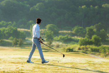 Golf sahası golf sahası sahası. İnsanlar yeşil çimlerin üzerinde golf oynayan bir yaşam tarzı adamı. Yazın Asyalı oyuncu vuruşu. Sağlıklı ve açık hava sporu