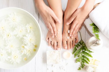 Güzellik masajı sağlık sağlığı. Tırnak ve eller için spa Thai terapisi aromaterapisi. Beyaz çiçekli kadın. Rahatlamak için doğa mumu ve yaz zamanı. Yaşam tarzı ve kozmetik kavramı