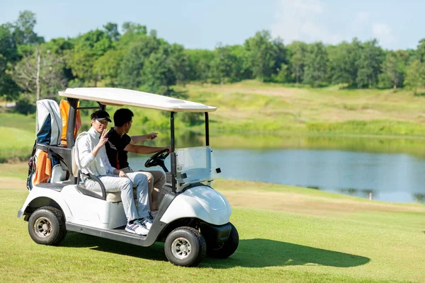 Grupo Golfista Asiático Homem Amigo Sentado Carro Golfe Para Campo — Fotografia de Stock