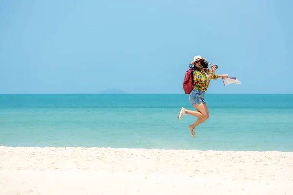 Mutlu Gezginler Turizm Kadınları Yaz Tatillerinde Sahilde Seyahat Ederler Asya — Stok fotoğraf