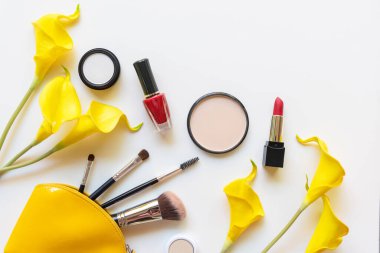 Makyaj malzemeleri ve güzellik kozmetik hediyeleri, ürünler ve yüz kozmetik paketleri beyaz arka planda sarı zambak çiçekli ruj, üst manzara ve kopyalama alanı. Yaşam Tarzı Güzellik Konsepti
