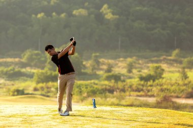 Golf sahası golf sahası sahası. İnsanlar yeşil çimlerin üzerinde golf oynayan bir yaşam tarzı adamı. Yazın Asyalı oyuncu vuruşu. Sağlıklı ve açık hava sporu
