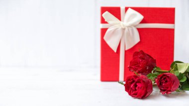 Odaklan. Sevgililer günü. Hediye kutusu ve eski ahşap arka planda sevgililer günü kartı olan kırmızı gül. Sevgililer Günü 'nde aşık olmak romantiktir. Tatil ve Sevgililer Günü Konsepti