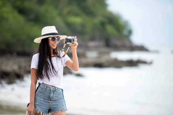 Mutlu Gezginler Turizm Genç Kadınlar Yaz Tatillerinde Sahilde Seyahat Ederler — Stok fotoğraf