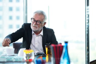 İş ortağı, yönetici, akıllı adam restoranda oturup kahve içiyor. Kafkasyalı kıdemli bir adam iş için ortağını bekliyor. İş Konsepti