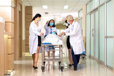 Odaklanma ve bulanık hareketi seç. Ekip doktoru sedye sedyesi koridorunu kadın hastalarla dolduruyor. Sağlık Hizmetleri Konsepti