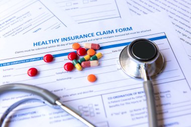 Sağlıklı bakım formları için sağlık sigortası ve steteskop ve ilaçla insanların hayatını korumak. Sağlık sigortası başvuru formu ve hayat planlaması için banknot. Sağlıklı Konsept