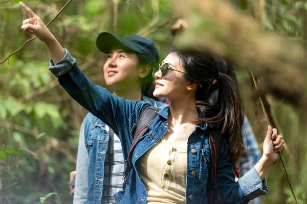 Fokus Auswählen Gruppe Asiatische Freunde Reisenden Mit Rucksack Abenteuer Haltekarte — Stockfoto