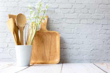 Mutfak aletleri ve mutfak gereçleri sağlıklı beslenme ve sağlık hayatı için beyaz ahşap raf nesneleri. Duvar beyaz tuğla arkaplan, metin için alanı kopyala