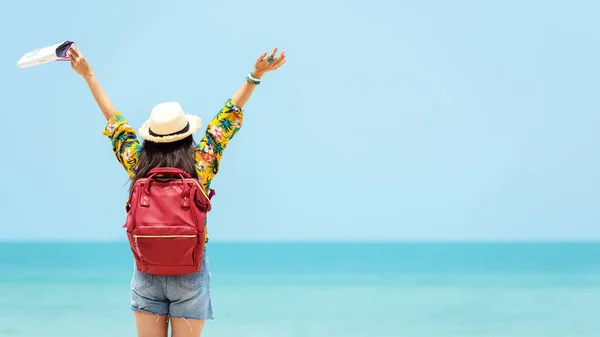 Szczęśliwy Podróżnik Turystki Podróżują Latem Plaży Azjaci Trzymający Mapę Podnieść — Zdjęcie stockowe
