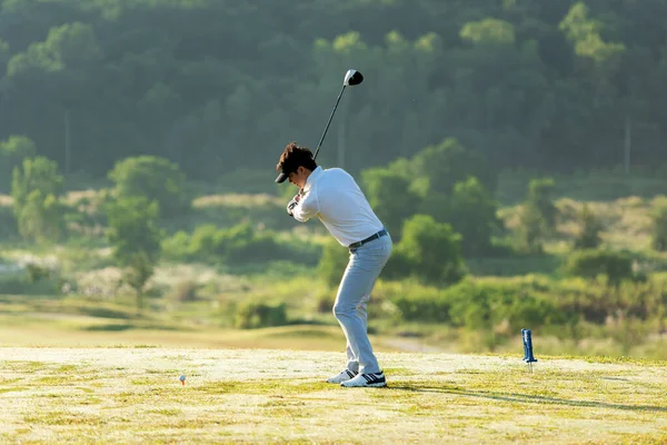高尔夫球场高尔夫球场球道 人们的生活方式是男人在绿草上玩游戏和打高尔夫 亚洲男子球员比赛在夏天开球 健康及户外运动 — 图库照片