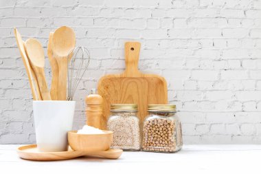 Mutfak gereçleri ve mutfak gereçleri malzeme ile mutfak aletleri ve sağlıklı beslenme ve sağlık hayatı için mutfak rafında beyaz fındık karıştırın. Duvar beyaz tuğla arkaplan, metin için alanı kopyala