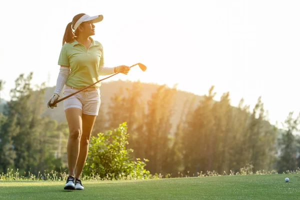 스포츠 골프볼 양식을 즐기는 여성은 휘두른 긴장을 풀게된다 아시아 선수의 — 스톡 사진