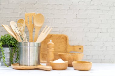 Mutfak aletleri ve mutfak gereçleri. Mutfak rafındaki malzemeler. Sağlıklı beslenme ve sağlık hayatı için ahşap beyazı. Duvar beyaz tuğla arkaplan, metin için alanı kopyala