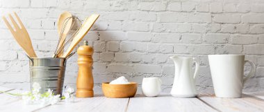 Mutfak aletleri ve mutfak gereçleri. Mutfak rafındaki malzemeler. Sağlıklı beslenme ve sağlık hayatı için ahşap beyazı. Duvar beyaz tuğla arkaplan, metin için alanı kopyala