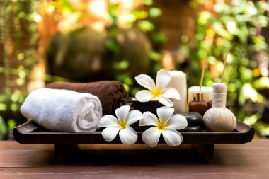 Güzellik masajı, sağlıklı sağlık geçmişi. Çiçekli Plumeria doğa mumuyla rahatlamak için vücut kadınlarına spa Thai terapisi aromaterapisi. Yaşam Tarzı ve Kozmetik Konsepti