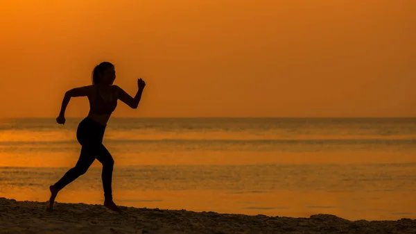 Silhueta Atlética Mulher Jogging Exercício Relaxamento Liberdade Praia Areia Pessoas — Fotografia de Stock