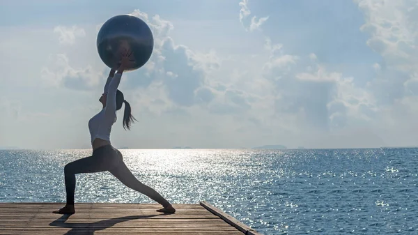 Mode Vie Sain Femme Équilibrée Pratique Méditer Zen Boule Yoga — Photo