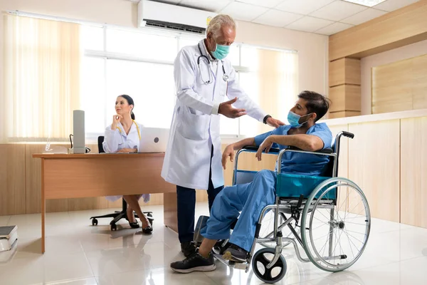 Teamläkare Som Förklarar Och Diskuterar Symtom För Patienten Man Patient — Stockfoto