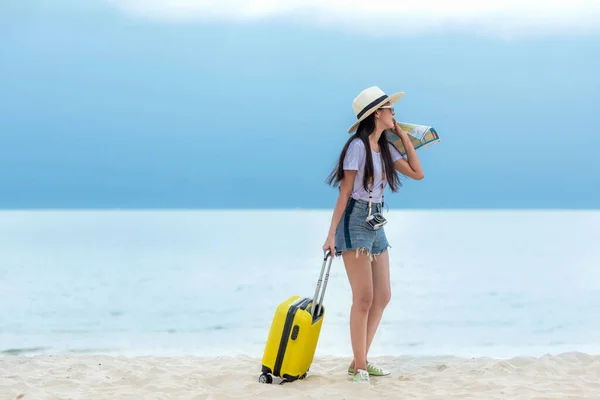 Viajero Feliz Turismo Las Mujeres Jóvenes Viajan Verano Playa Asiática — Foto de Stock