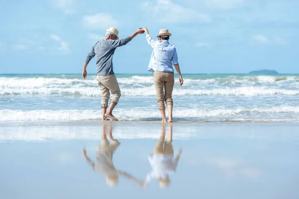 退休旅行 亚洲生活方式老年夫妇在海滩上快乐而悠闲地跳舞 老年旅游家庭度假和夏季退休后的休闲和活动 — 图库照片