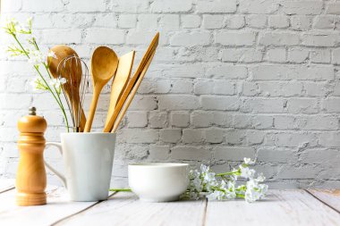 Mutfak aletleri ve mutfak gereçleri. Mutfak rafındaki malzemeler. Sağlıklı beslenme ve sağlık hayatı için ahşap beyazı. Duvar beyaz tuğla arkaplan, metin için alanı kopyala