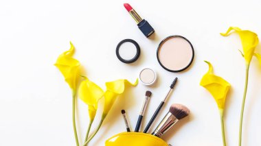 Makyaj kozmetik araçları ve güzellik kozmetik hediye, ürünler ve yüz kozmetik paketi ruj beyaz arka plan üzerinde sarı çiçek, üst görünüm ve kopyalama alanı. Yaşam Tarzı Güzellik Kavramı